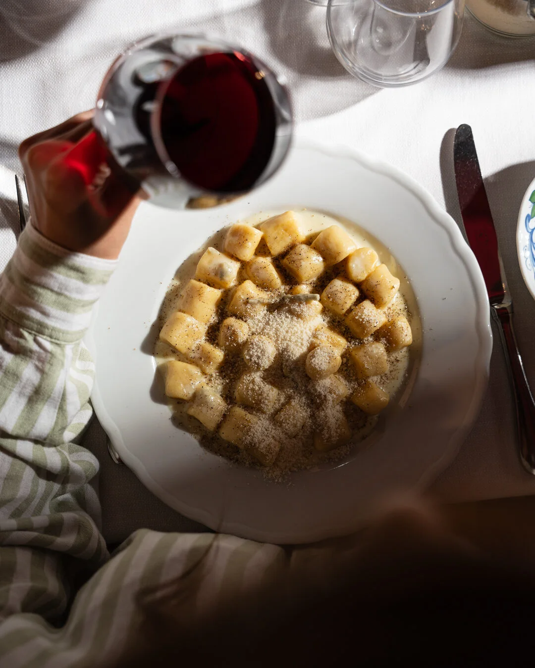 Gnocchi fatti in casa con formaggio e pepe