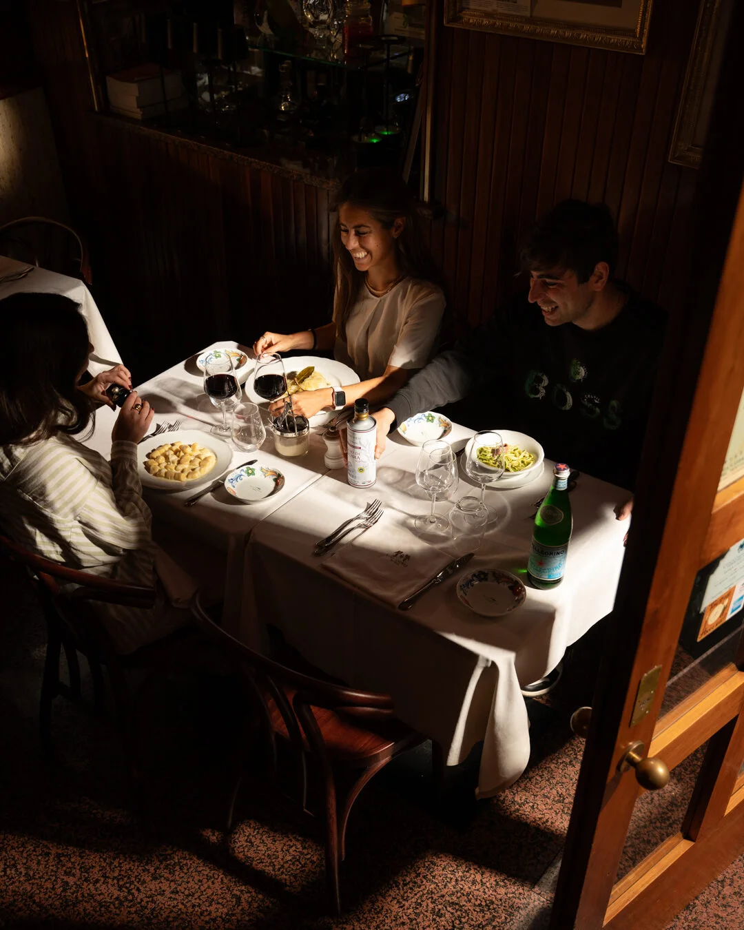 Ospiti a tavola nella sala del Ristorante Sant'Andrea a Roma